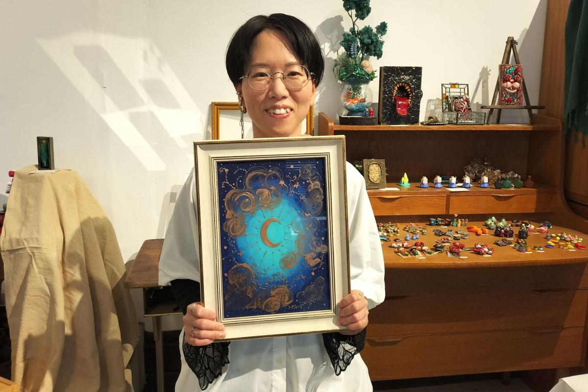 現在、RAKUICHIで作品を展示しているキノナカさん（写真提供＝RAKUICHI）
