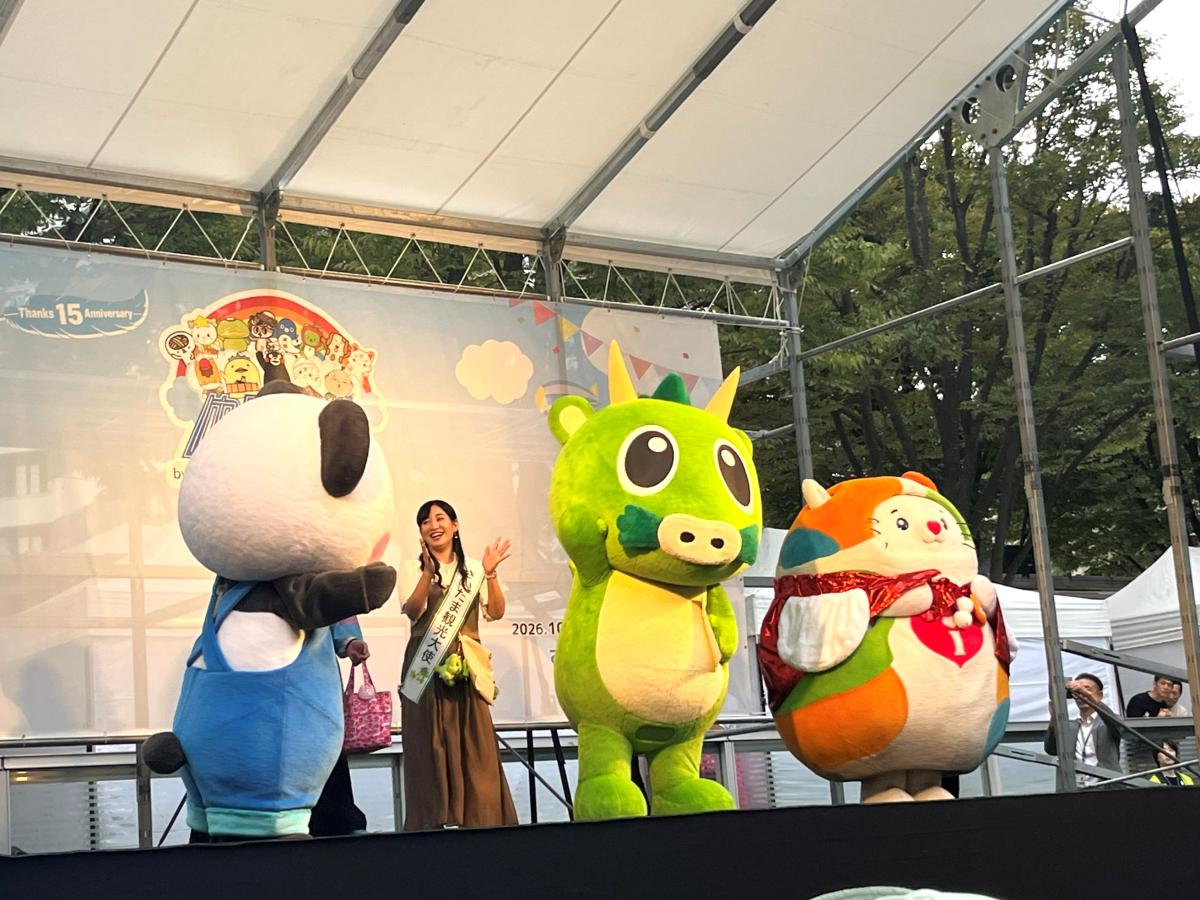 「ゆるバース2026」のステージに立つさいたま市の「つなが竜ヌゥ」