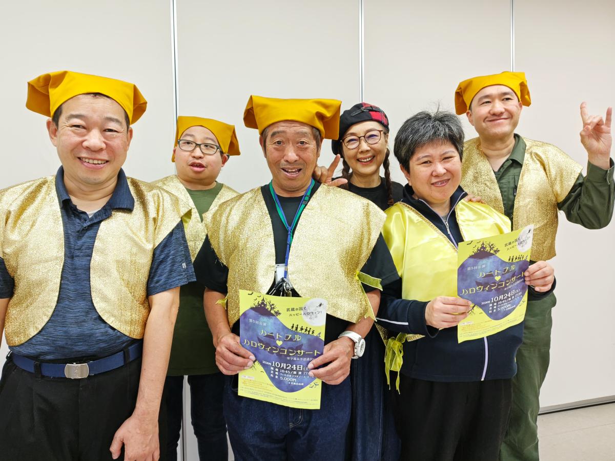 山辺ユリコさん（左から4人目）と黄門さまたち