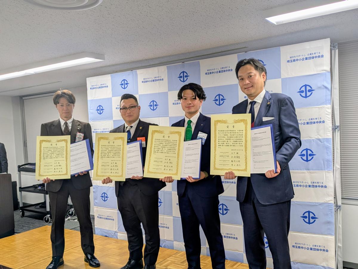 連携強化を確認する覚書を手にする4団体代表