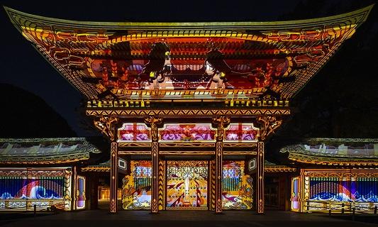 ライトアップされた氷川神社・楼門