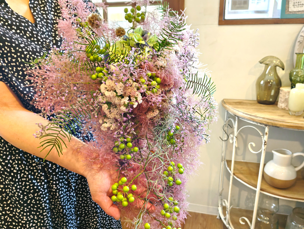 リューカデンドロンとアンティーク紫陽花の壁掛けアレンジ　スモークツリー 完成したスモークツリーの壁掛け - 大宮経済新聞