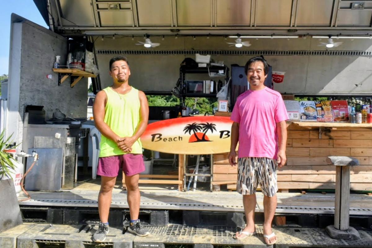 「あしやんキッチン」を運営する惣川賢さん（右）と長男の大駆（左）さん