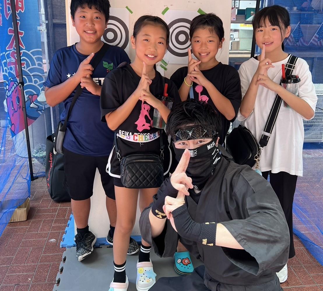 「不忍バク転教室」代表の狩集鉄矢さんと子どもたち（写真提供＝不忍バク転教室）