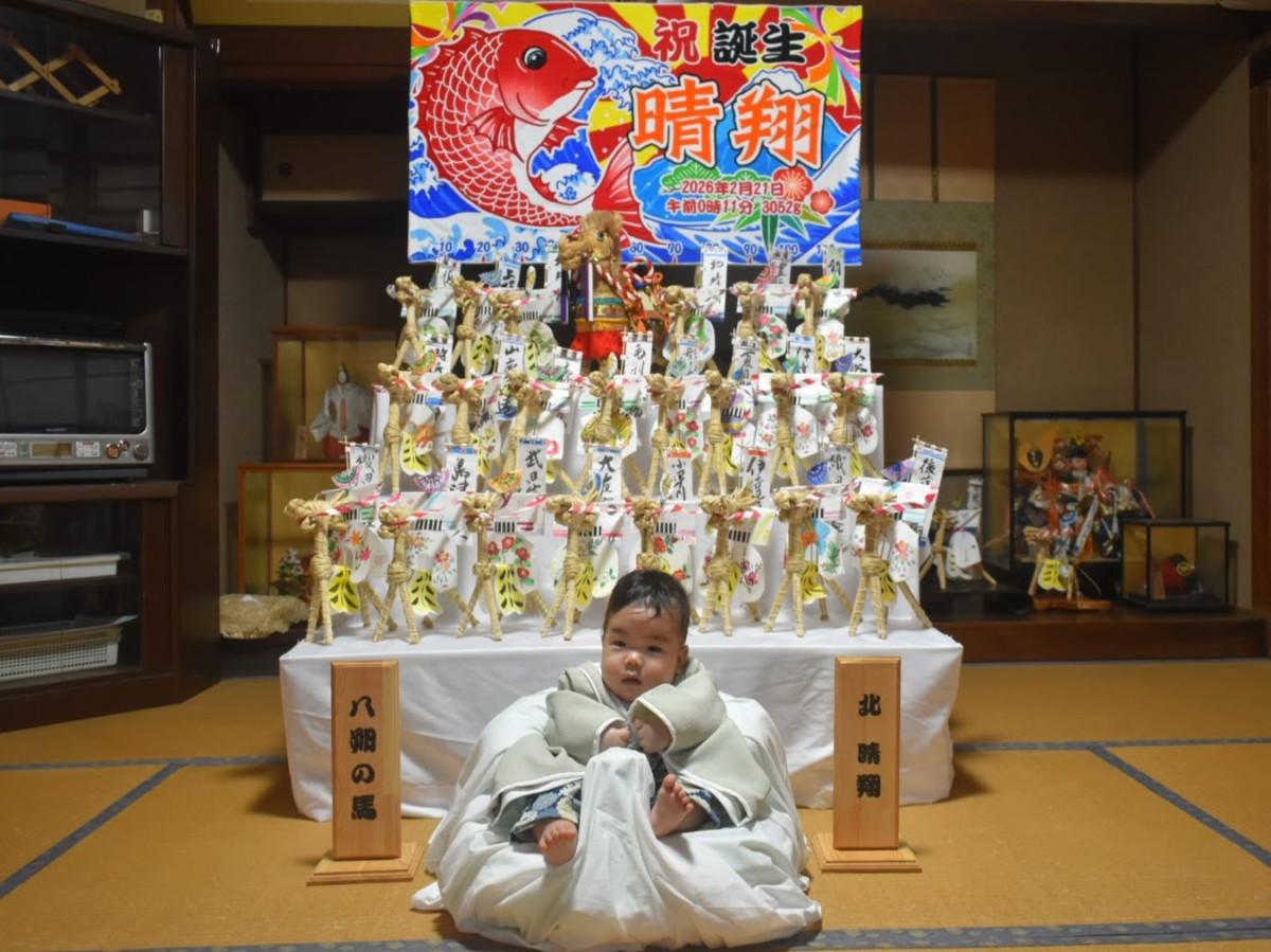 わら馬と一緒に初めての八朔を迎える北晴翔ちゃん