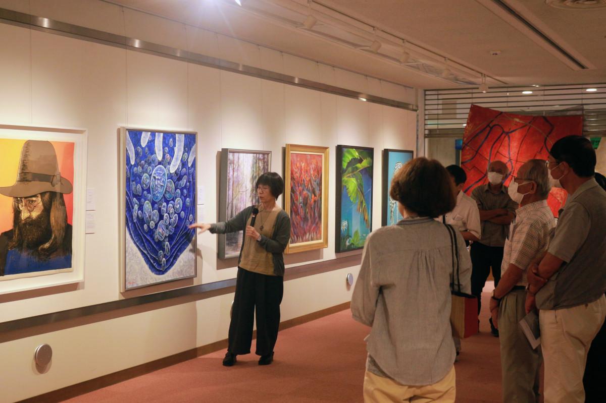 自身の作品について紹介する出展作家（写真提供＝岡垣サンリーアイ）