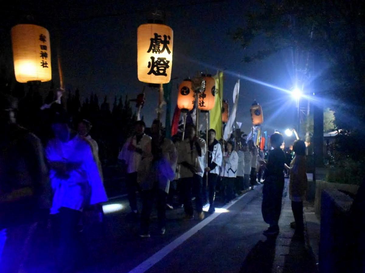 ちょうちんを手に尾崎地区を巡る牟田神社の神輿行列