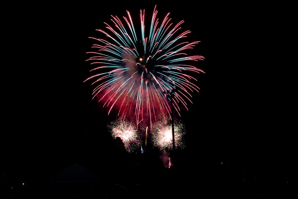 過去の「遠賀町夏まつり」で打ち上げられた花火（写真提供＝遠賀町）