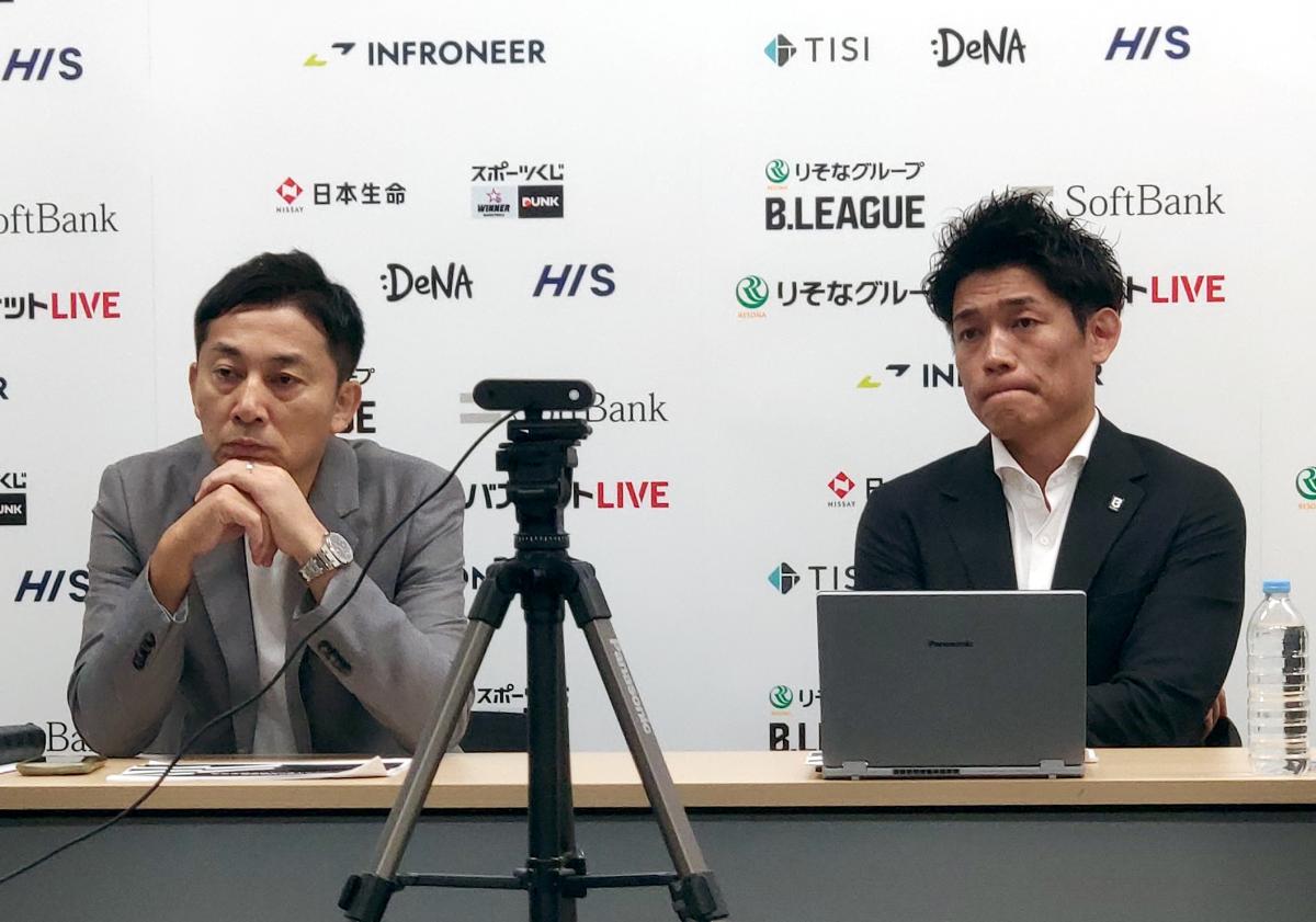 10月20日、Bプレミアのライセンス交付に関する発表を行った島田慎二コミッショナー（左）（撮影：大塚淳史） 