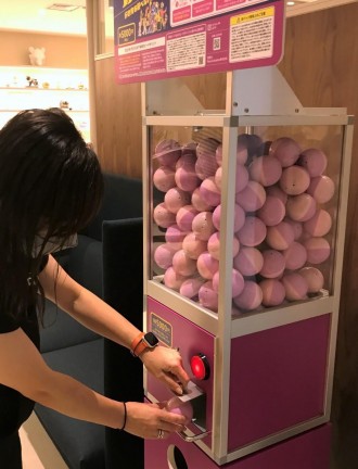 心斎橋パルコにピーチのカプセル型自販機 旅くじ 行き先を選べない楽しさ 提供 大阪ベイ経済新聞