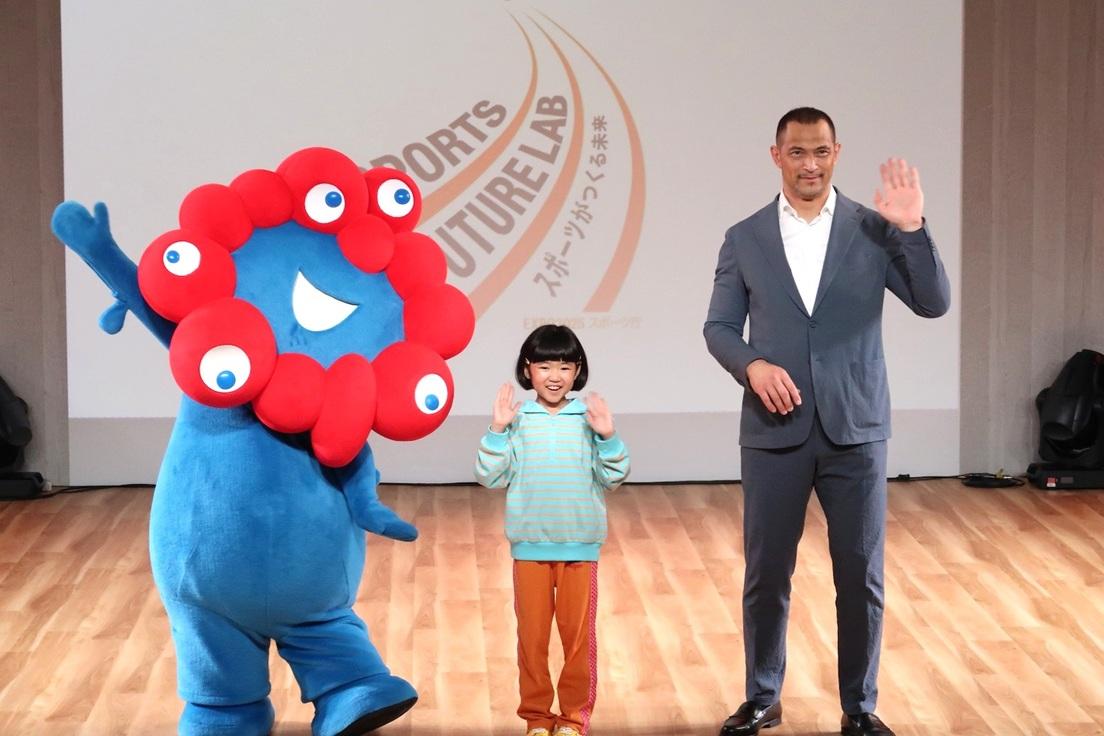 オープニングに登場したミャクミャク、永尾柚乃さん、室伏広治長官(撮影:大塚淳史)