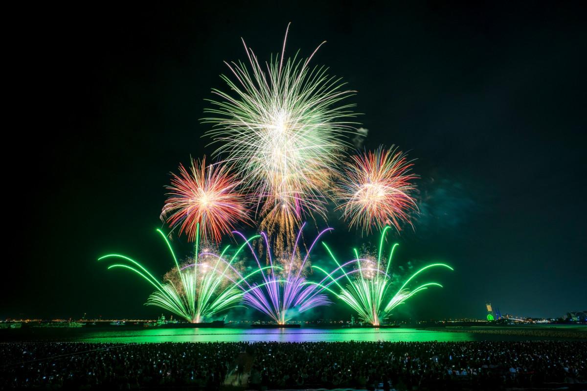 大阪湾の海上から打ち上げる花火（昨年開催の様子）