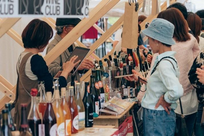 全国各地の酒やドリンクを楽しめるブース