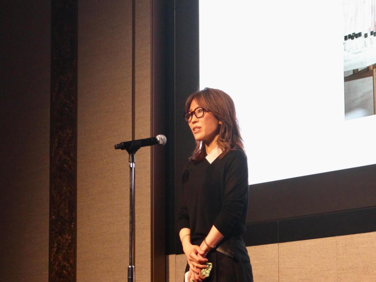受賞者を代表してあいさつする中野真里さん
