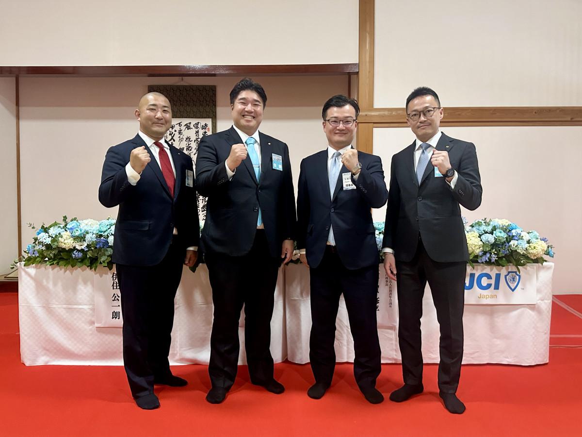 「日本青年会議所第74回全国大会佐賀大会」に向けた記者会見にて、日本青年会議所会頭・外口真大さん(中央左)、同副会頭・伊住公一朗さん(左)、佐賀青年会議所理事長・古賀修平さん(中央右)、日本青年会議所専務理事・加藤大将さん(右)