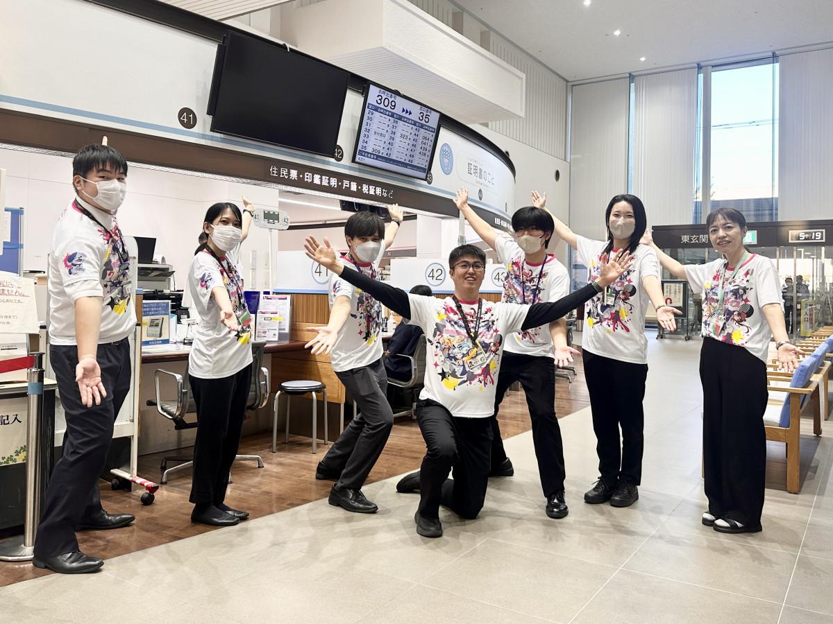 劇場版「ゾンビランドサガ ゆめぎんがパラダイス」の広報Tシャツ着用を10月17日から始めた佐賀市市民生活課職員