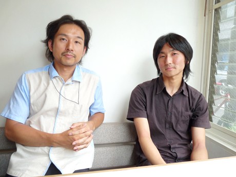 サカエ経済新聞のインタビューに答える伊藤孝紀准教授(左)と、富田有一さん(右)