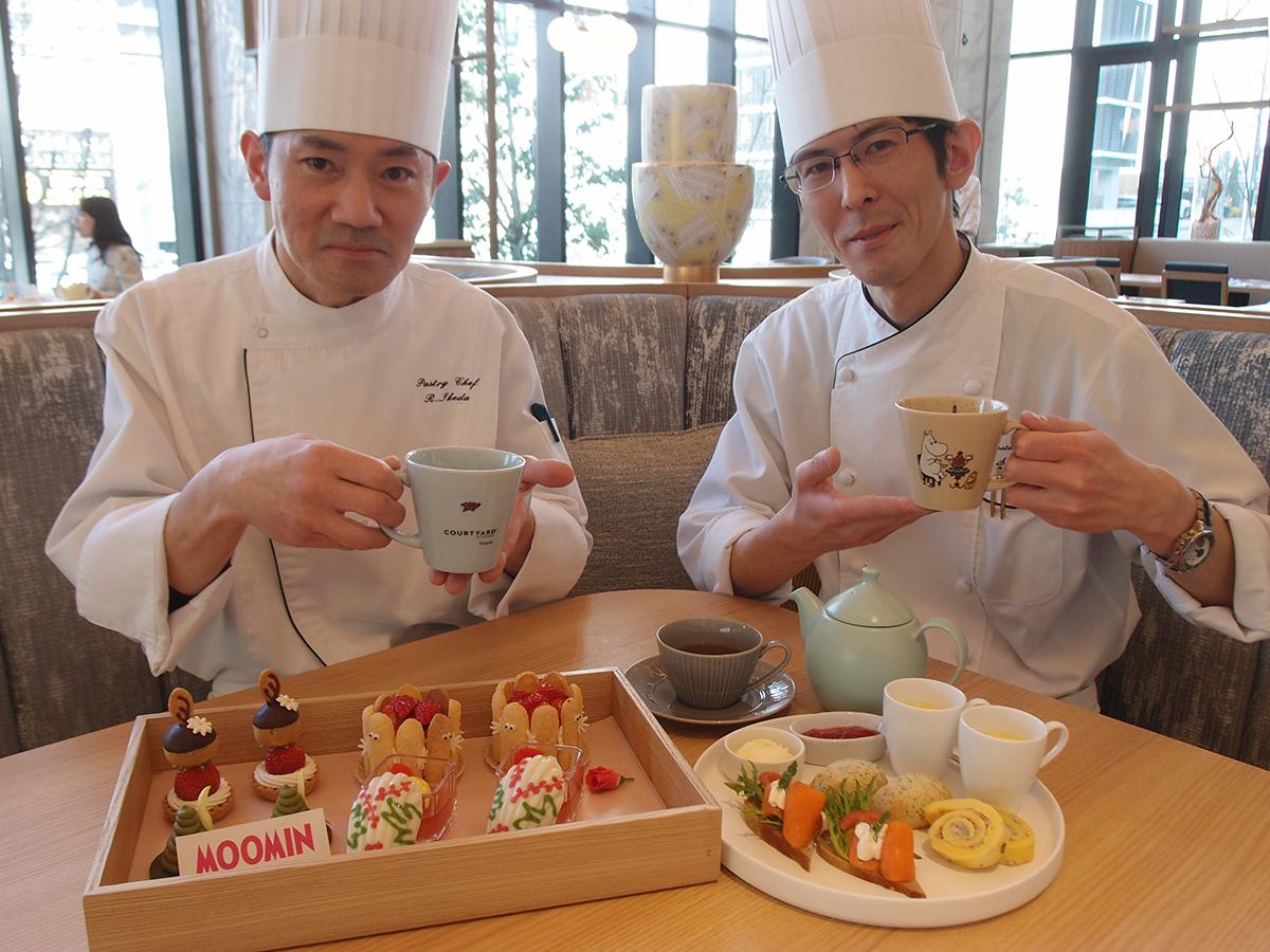 （左から）「ムーミン」コラボアフタヌーンティーを紹介するコートヤード・バイ・マリオット名古屋ペストリーシェフの池田竜太さん、料理長の木立俊英さん