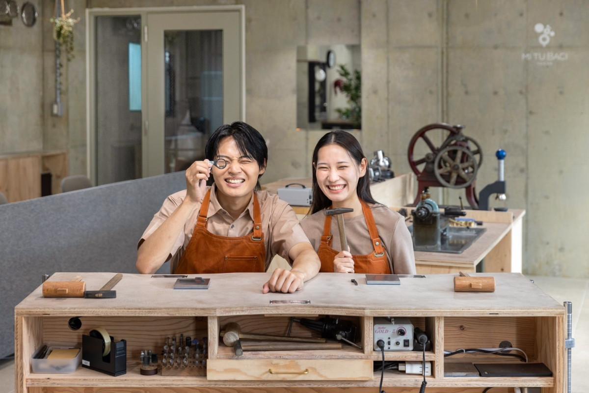 結婚指輪と婚約指輪を同時に作ると「宝石のがちゃがちゃ」ができる。12月まで
