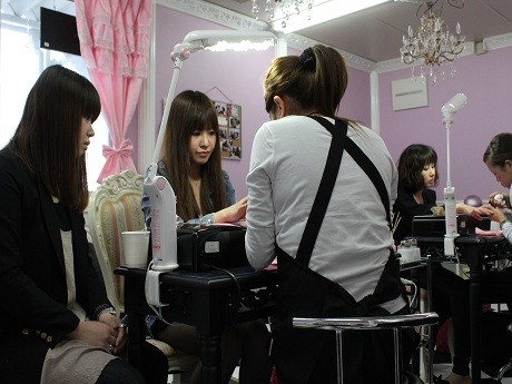 大船渡でスチューデントサロン 仮設店舗で受講生がネイルサービス 三陸経済新聞