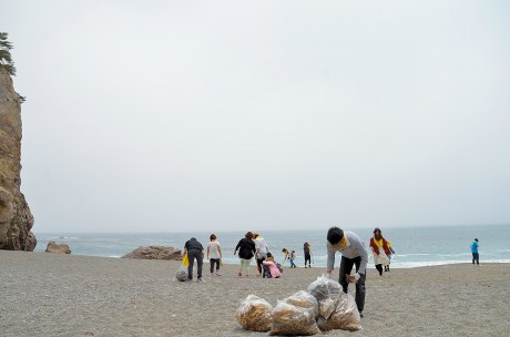 宮古の若者グループが地元で海岸清掃-「自分たちにできることから始めよう」