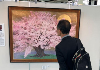 新千歳空港で口と足で描く画家の絵画展　19年ぶり8回目、実演も