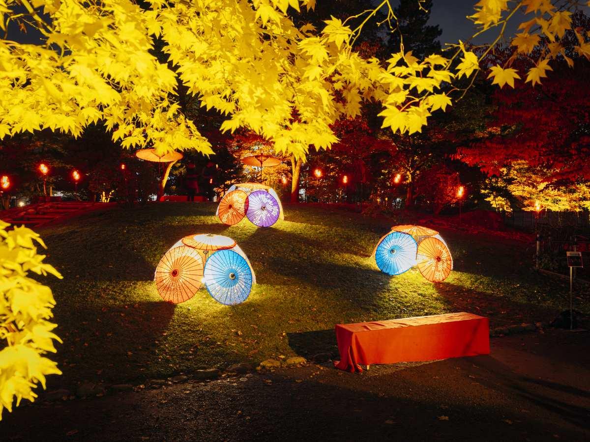 日本庭園の和傘を使ったライトアップ