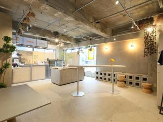 テーブルや椅子を配した「cacaca」の店内