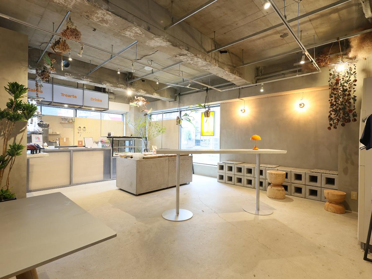 テーブルや椅子を配した「cacaca」の店内