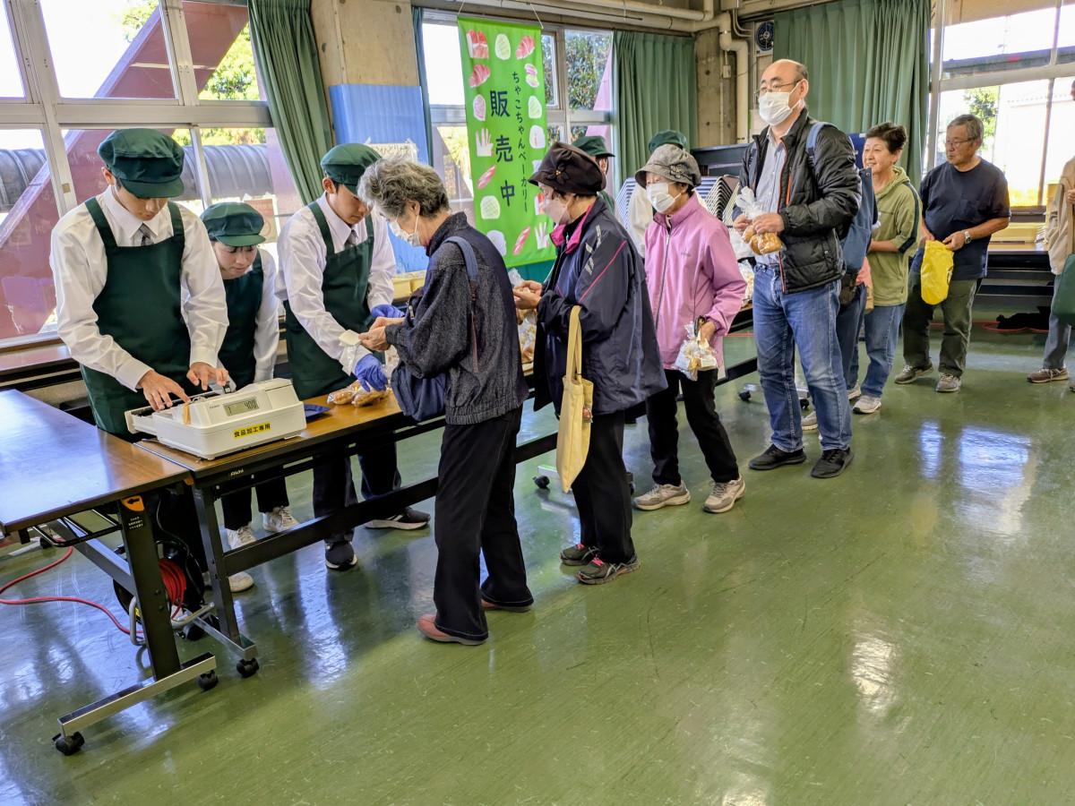 販売開始と同時に列ができる