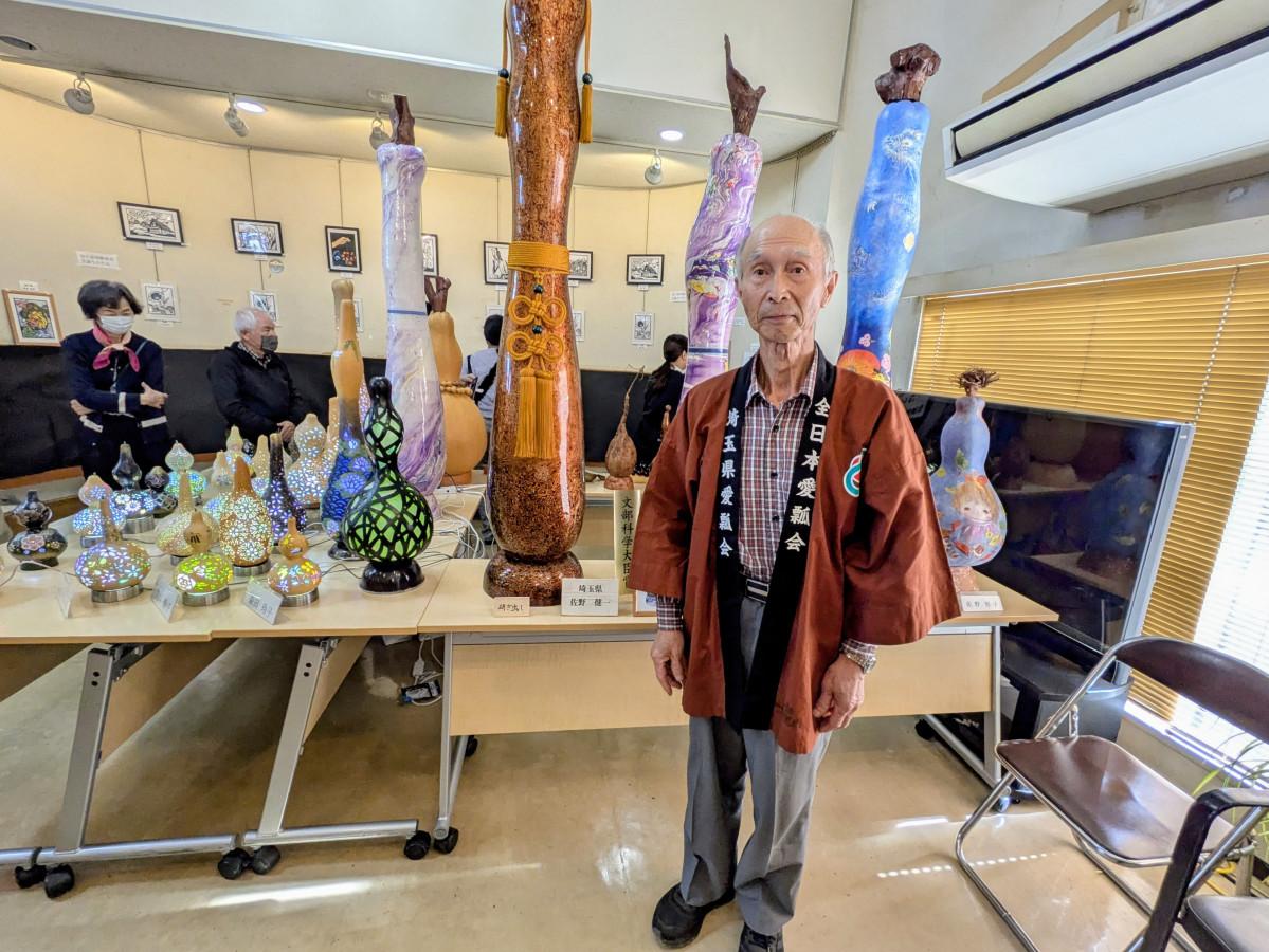 狭山市堀兼公民館の市民文化祭に出展した佐野健一さんと太長瓢箪