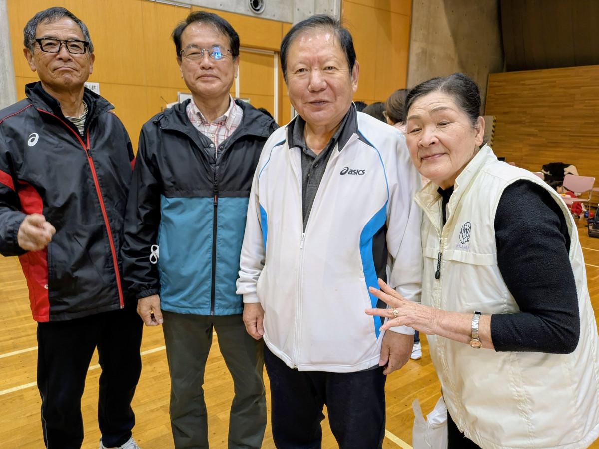 優勝を喜ぶ「さっちゃんチーム」のメンバー