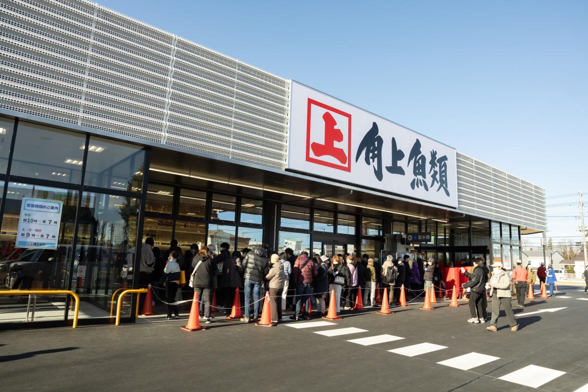 「角上魚類 狭山店」の開店初日の様子
