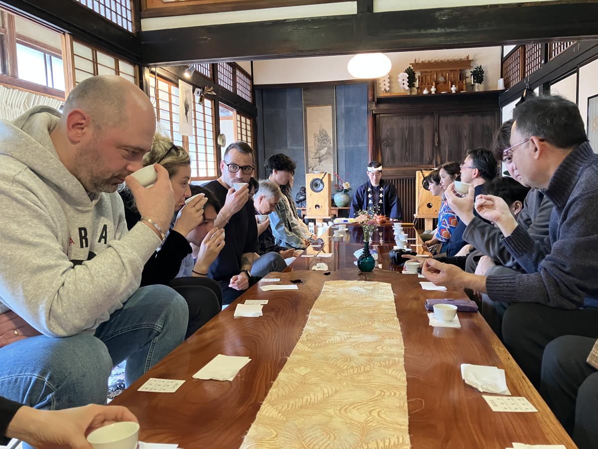 田中製茶園で行われた「闘茶」のイベント。3種類の品種が異なるお茶を飲み当てる