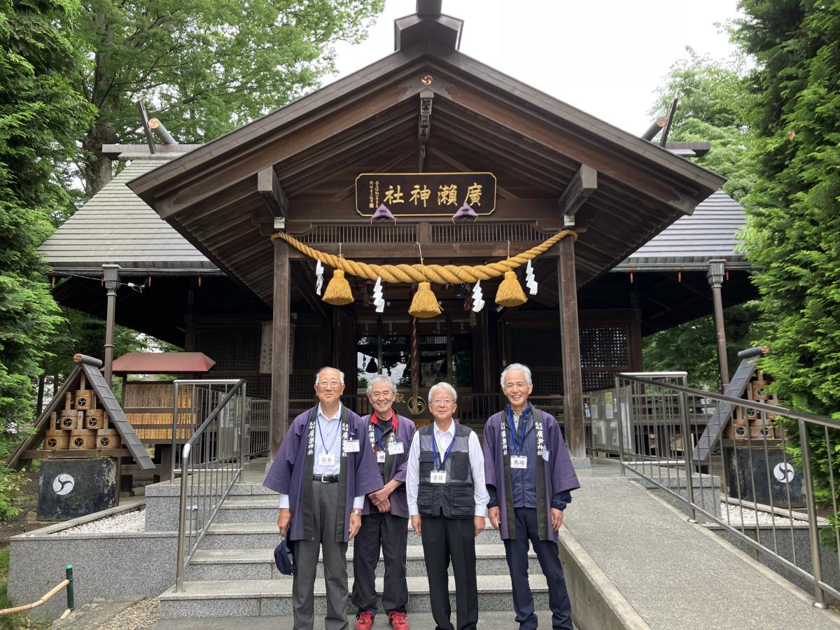 社殿の前に集まった氏子総代の面々