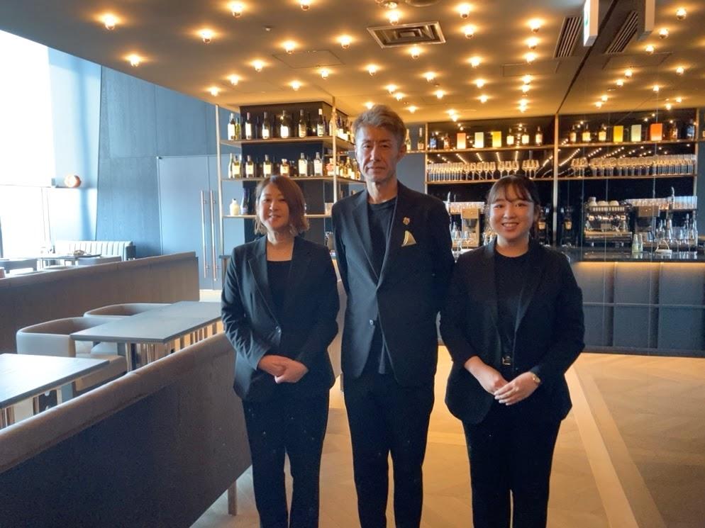 左からゼネラルマネジャーの田村潤子さん、チーフの羽尻浩和さん、サービススタッフの中島ひなのさん