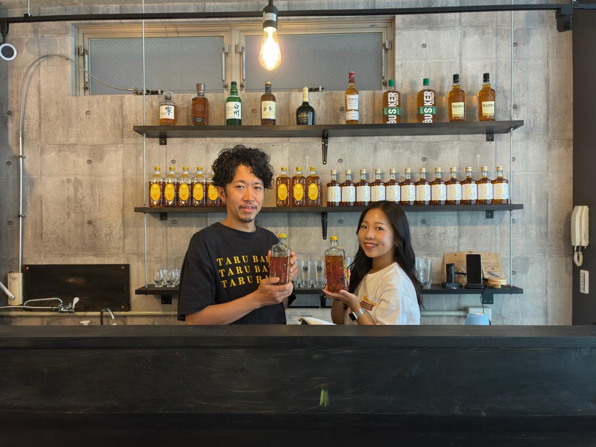 社長の山本崇一郎さん（左）とスタッフ