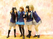 「けいおん!」のコスプレイヤー4人組。左から梓、唯、澪、律。ムギは不在