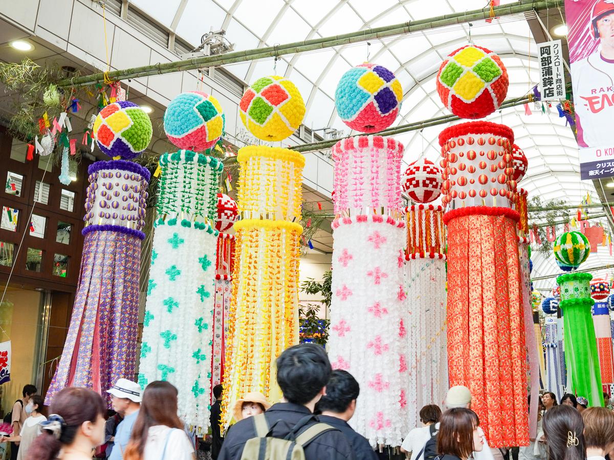 仙台市中心部のアーケード商店街に飾られた吹き流し