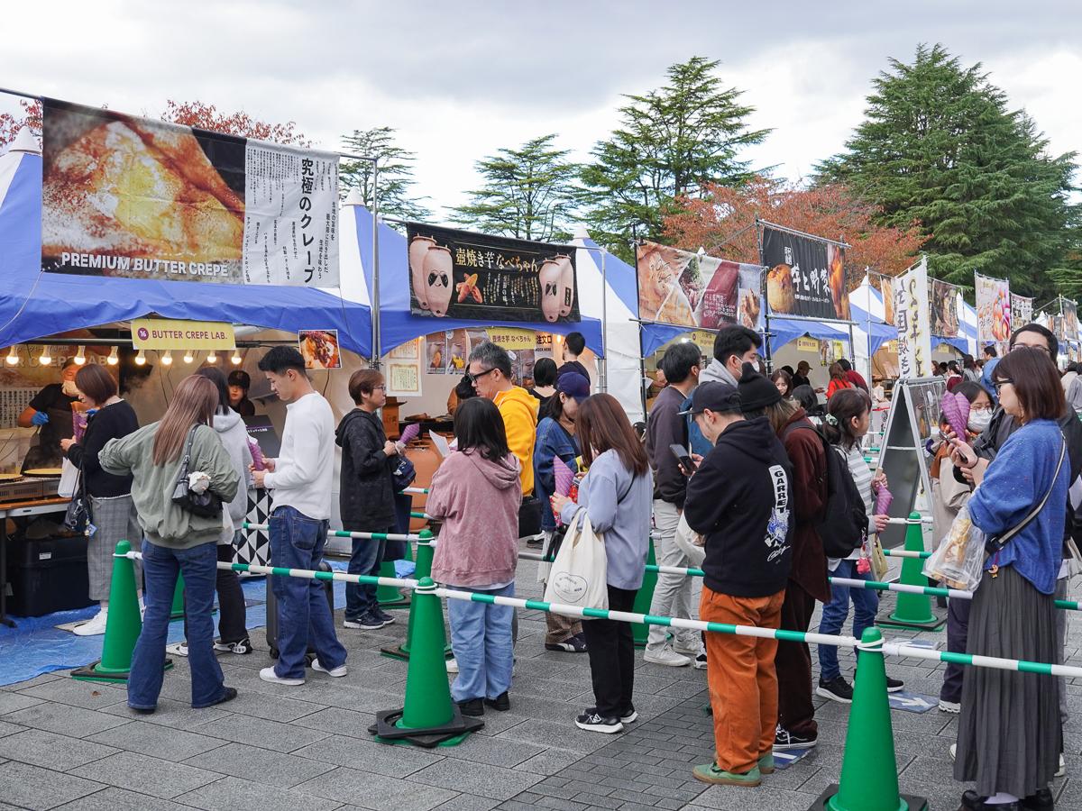 来場者でにぎわう初日の様子（31日11時30分ごろ撮影）