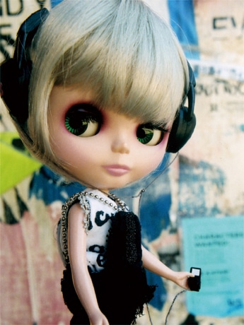 BLYTHE is a trademark of Hasbro. &copy;2006 Hasbro. All Rights Reserved.
BLYTHE character rights are licensed in Asia to Cross World Connections, Ltd.
Licensed by Hasbro Properties Group.
Photography &copy;2006 Gina Garan-CWC
www.blythedoll.com (pc site)　www.blythemobile.com (mobile site)
