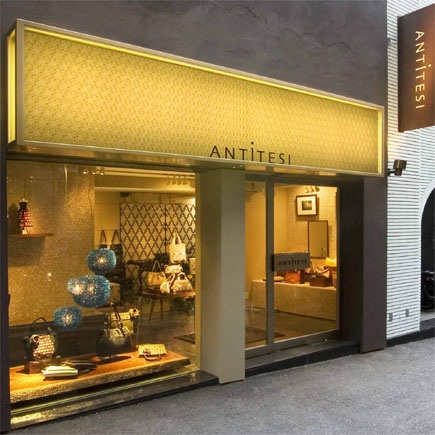 店舗はバッグを目立たせる落ち着いたトーンで統一