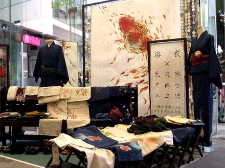 店内には深堀隆介さんによる金魚画も併設展示