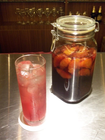 オレンジを漬け込んだ黒酢を炭酸水で割った特製ドリンク