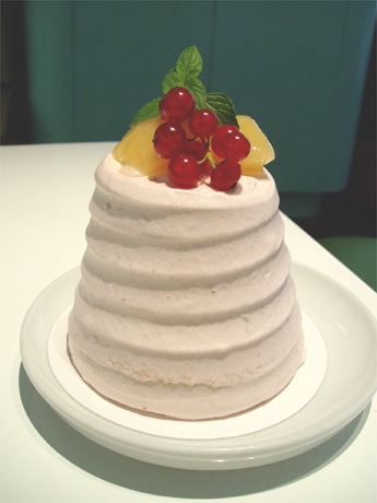 限定メニューのコラボケーキ「モフモフボニーピーチ」
