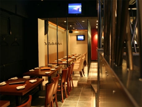 店内には鉄の柵（写真手前）で仕切られた半個室も