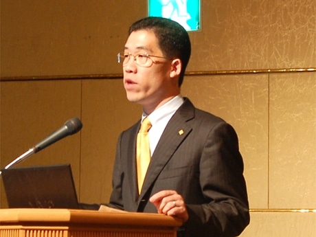 事業戦略説明を行う代表取締役会長兼CEOの齋藤ウィリアム氏