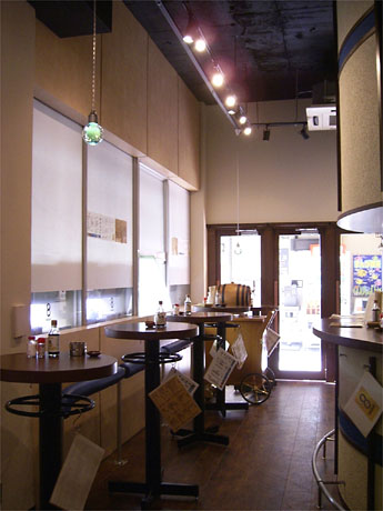 山下書店の一部を利用した店内空間は天井の高さが特徴