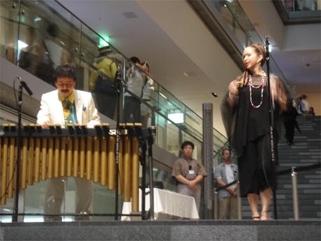 ライブを披露する大井貴司さんとラモーナさん＝8月6日