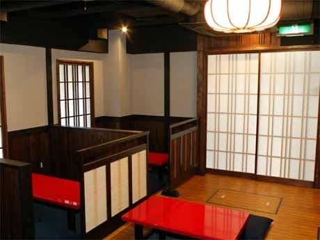 大島さんがイメージした古民家風の造りの店内